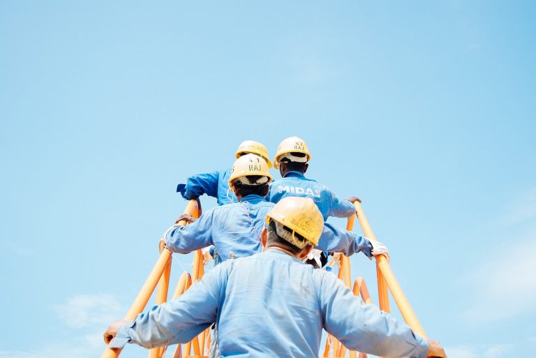 Trabajadores de la construcción con cascos